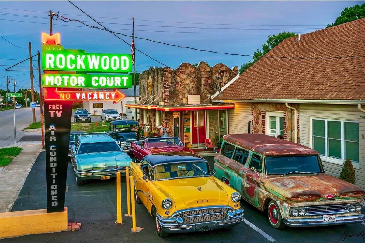 Image of Hotel Exterior of Rockwood Motor Court, (1929) a Member of Historic Hotels of America in Springfield, Missouri.