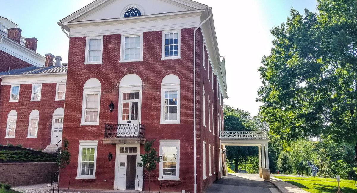 Experience the Frontier Culture Museum, Blackfriars Playhouse, the Woodrow Wilson Presidential Library, and Shenandoah National Park nearby.