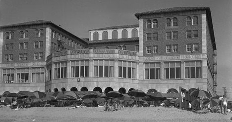 Discover the grounds of the Hotel Casa del Mar.