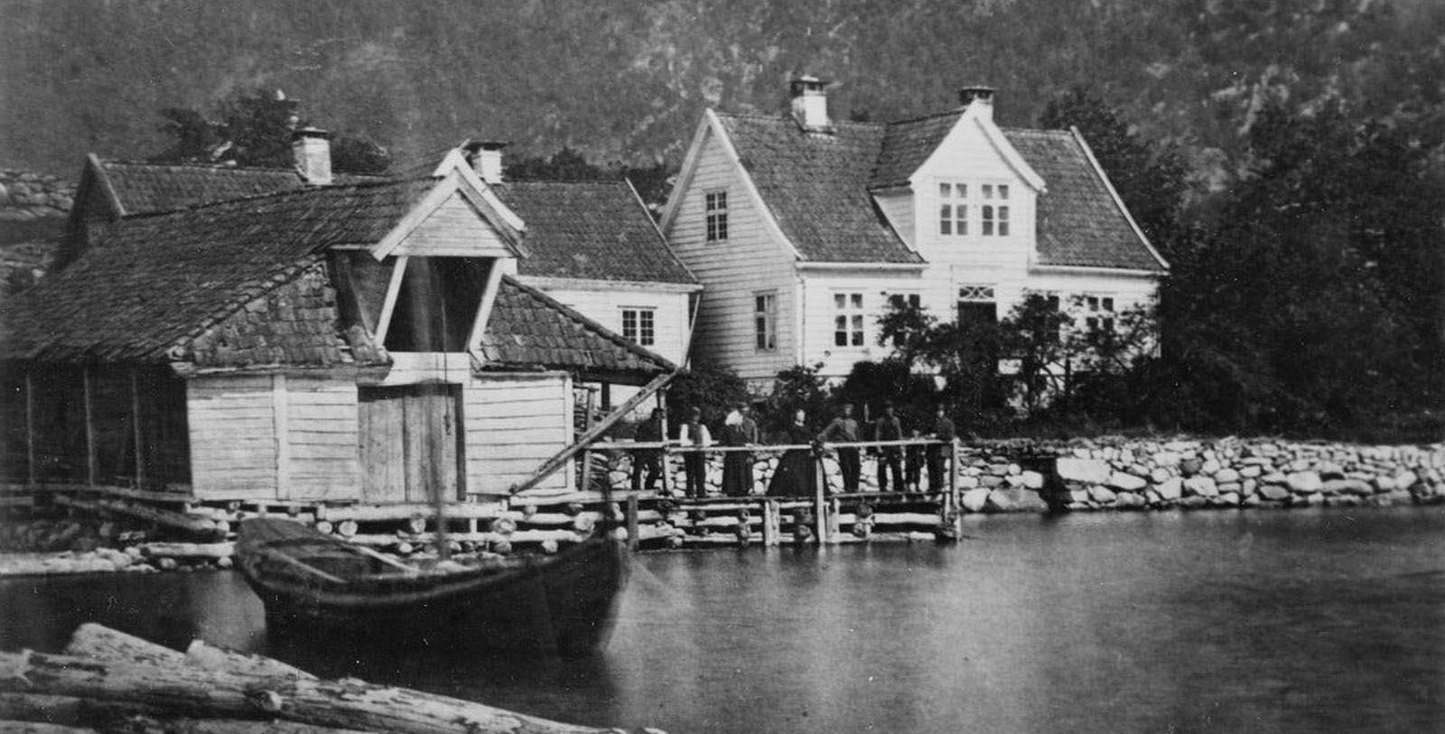 Discover the historical character of the Kviknes Hotel.