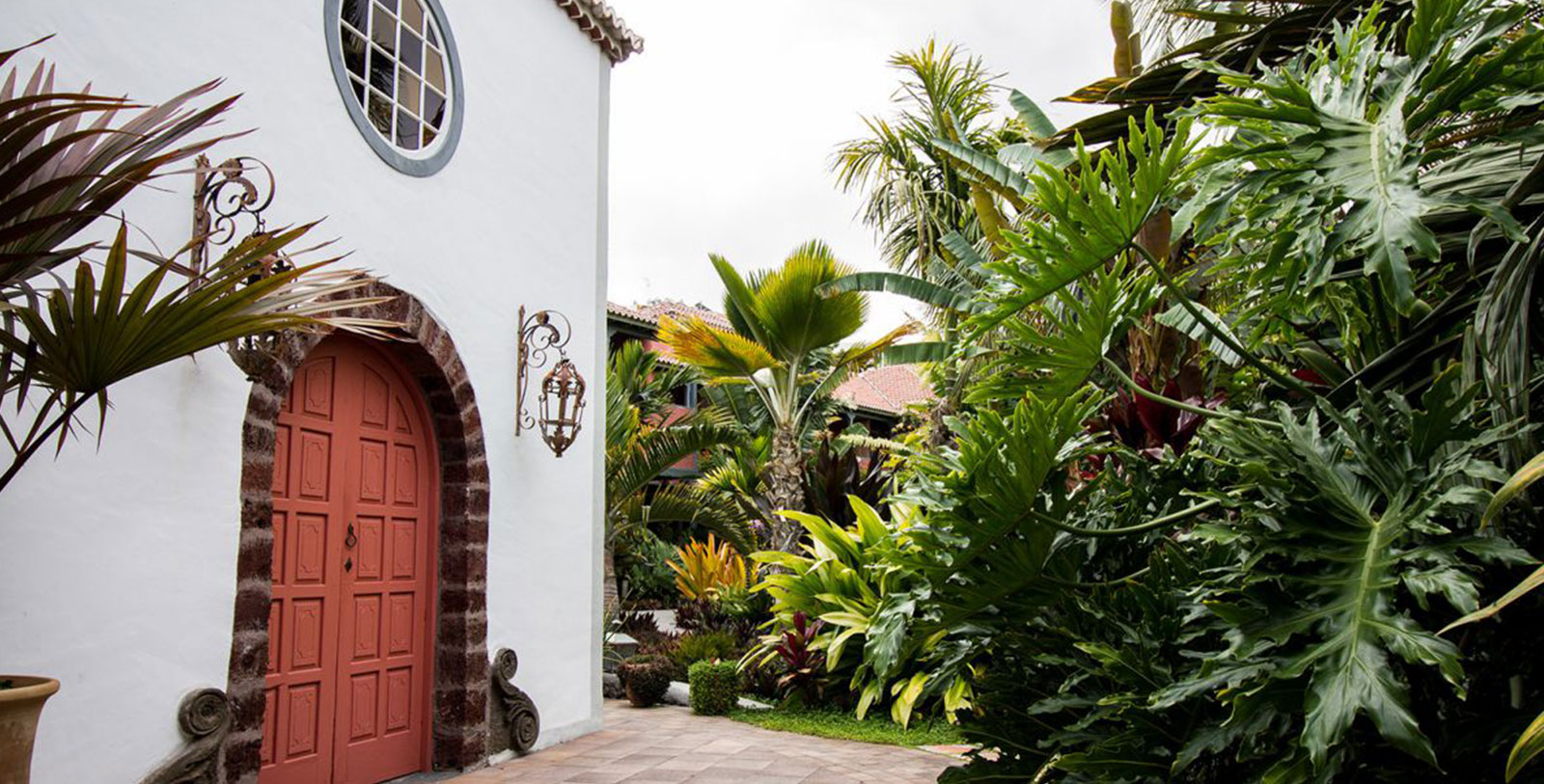 Explore The Interpretation Center of the Caños de Fuego Volcanic Cavities.
