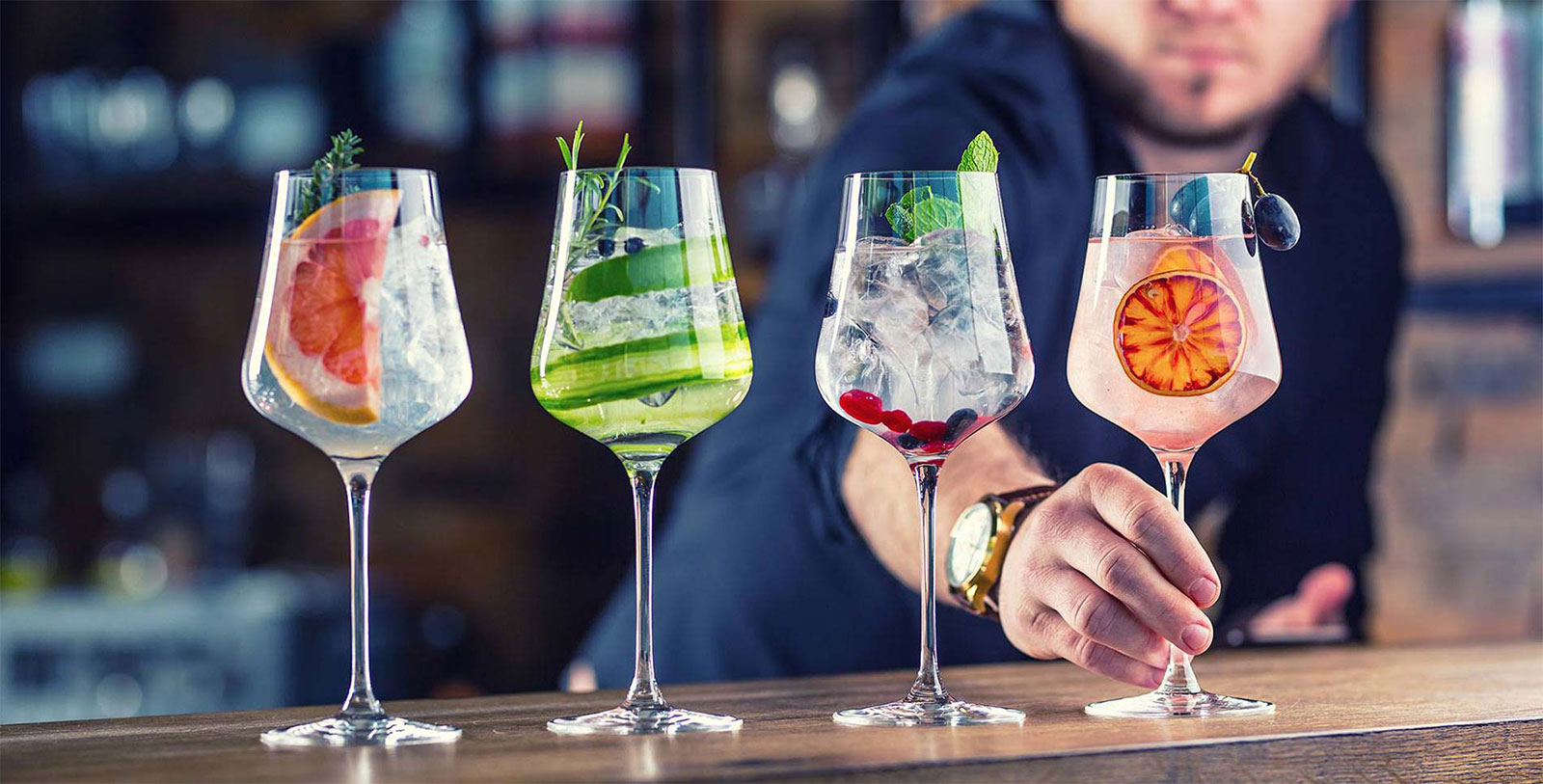 Taste mid-century era retro cocktails and delicious snacks at Eero’s Penthouse Rooftop Bar.