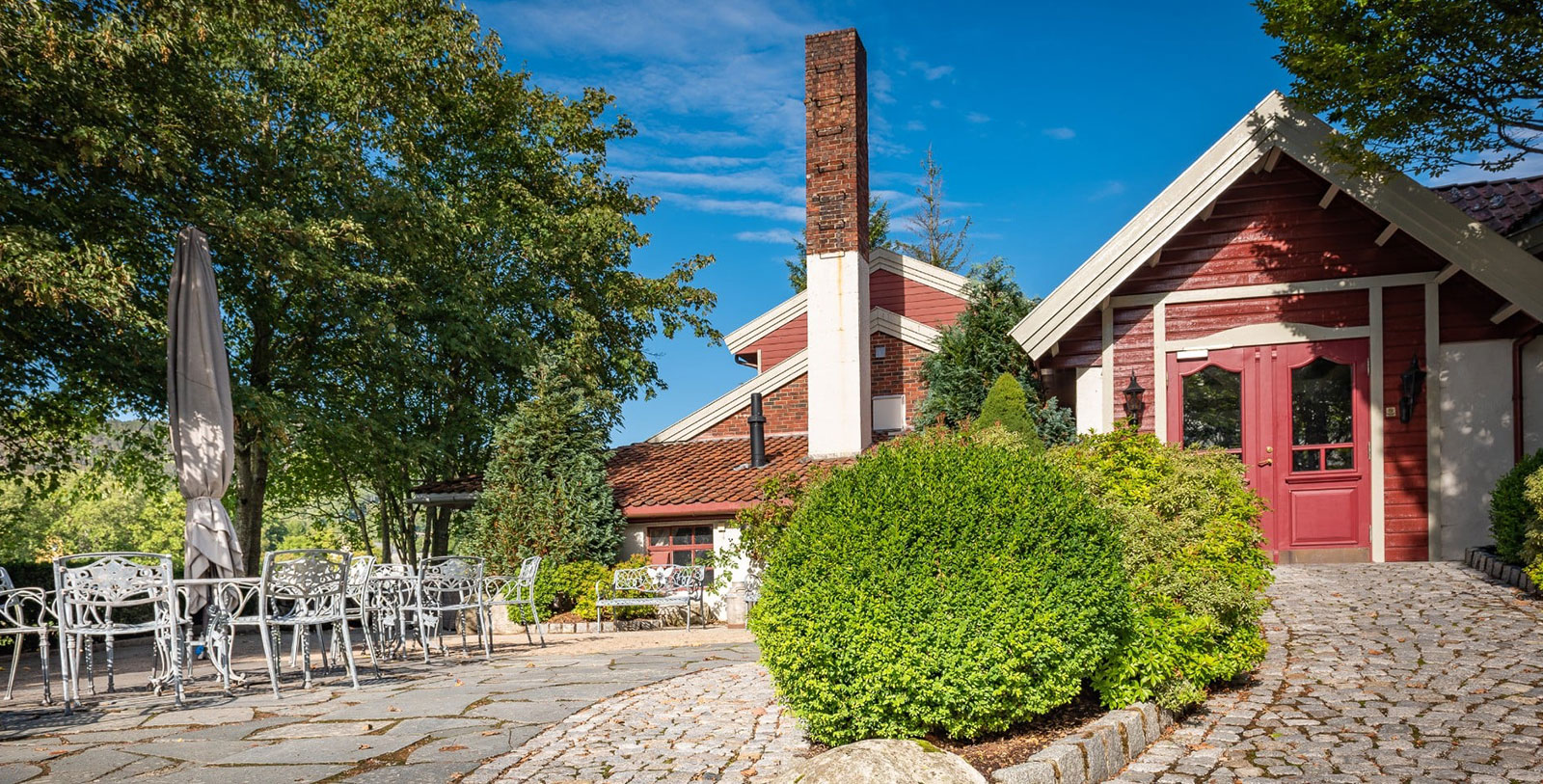 Explore the Stavanger Cathedral (Stavanger Domkirke).