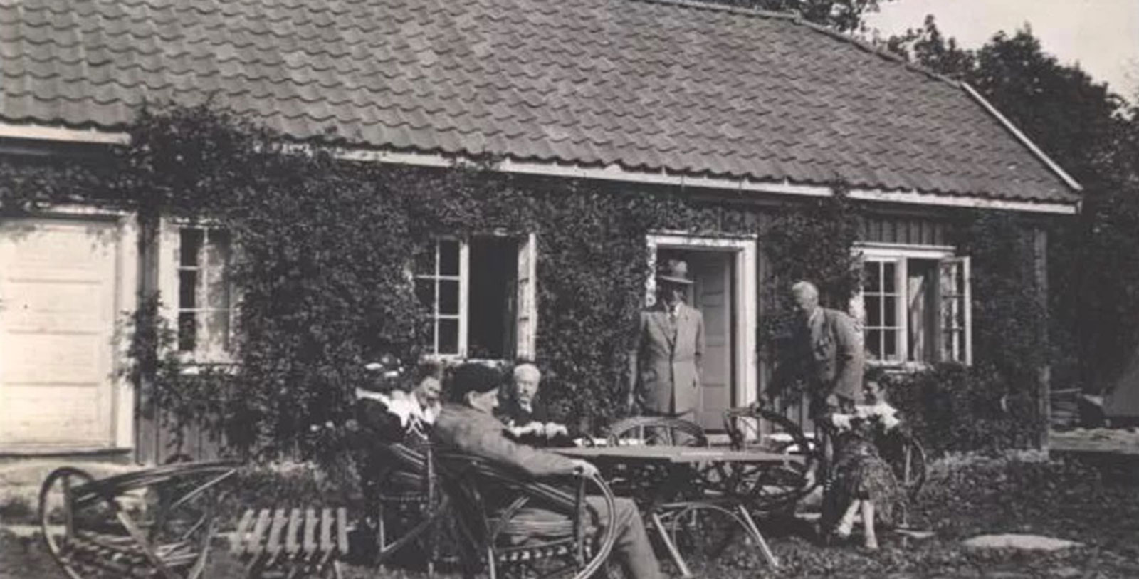 Discover the historical character of the Engø Gård.