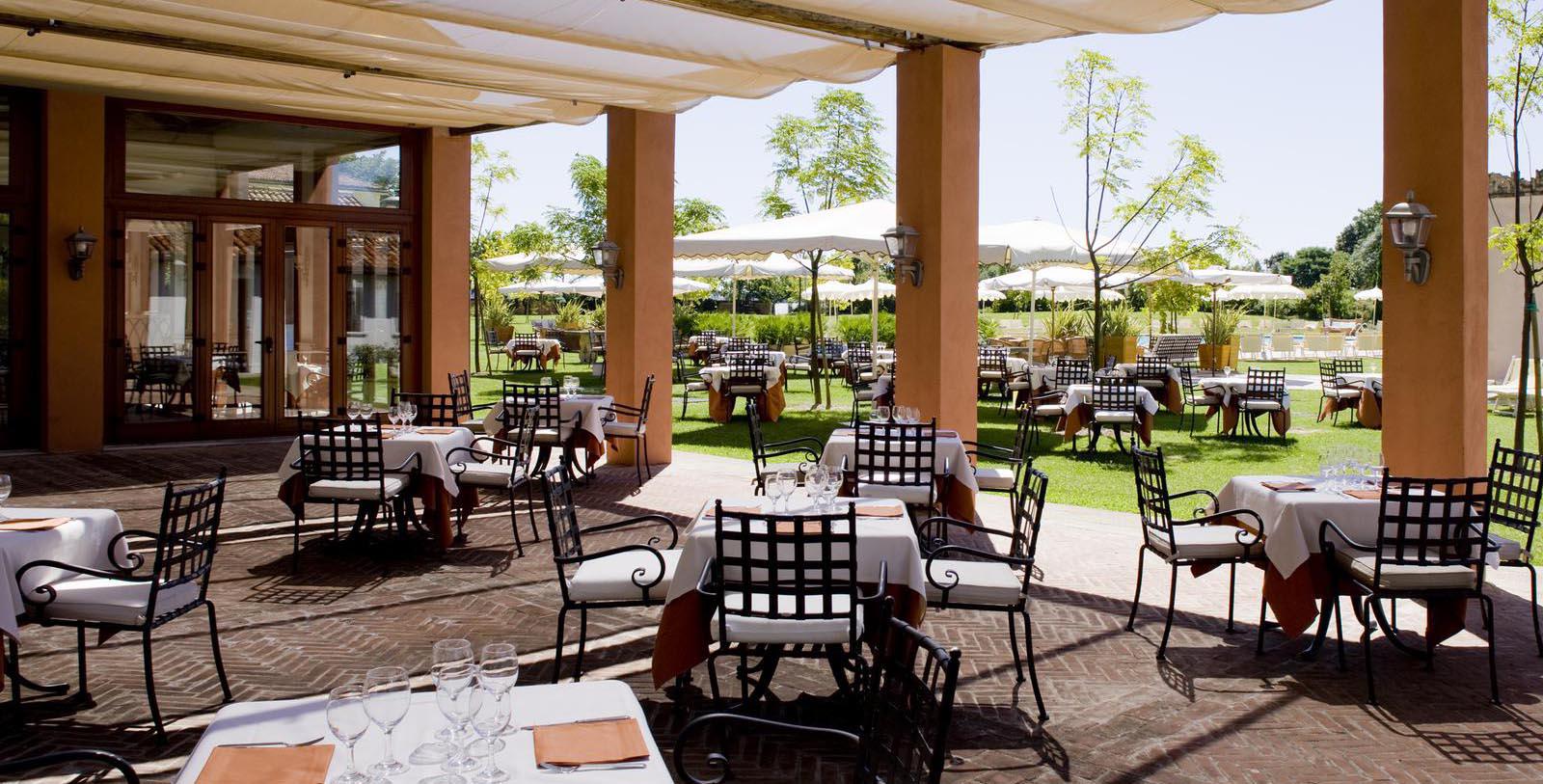 Taste some delicious cicchetti at places like Cantina do Mori, Osteria alla Bifora, and All’Arco.