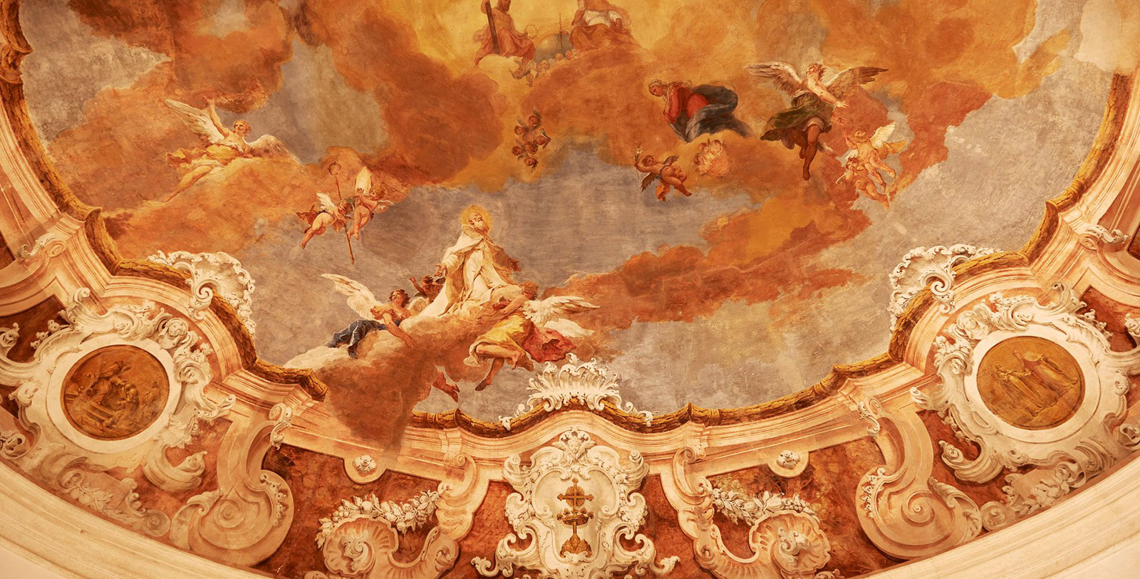 Discover the seven Medieval courtyards within the San Clemente Palace Kempinski.