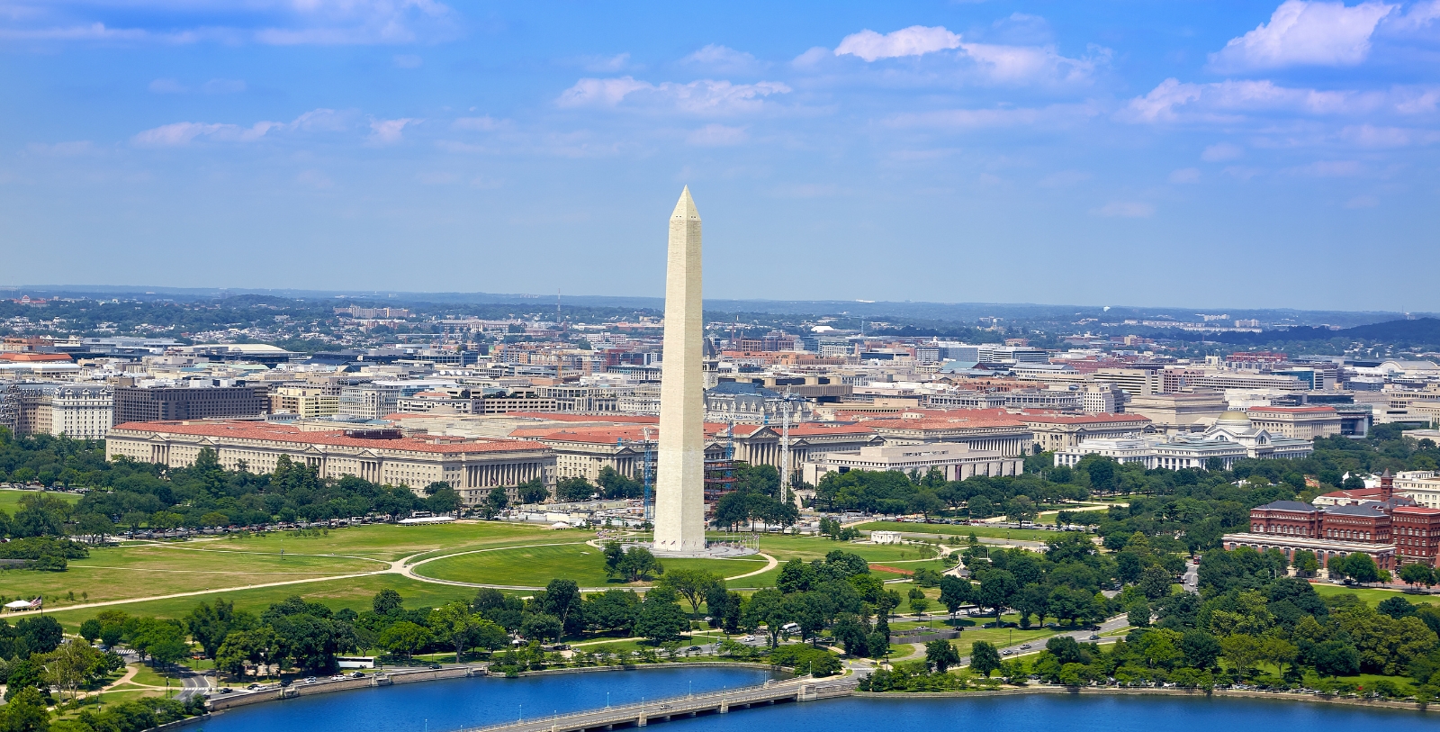 Explore Pennsylvania Avenue and admire the Neoclassical architecture of the White House, which is home to the most iconic address in the city.
