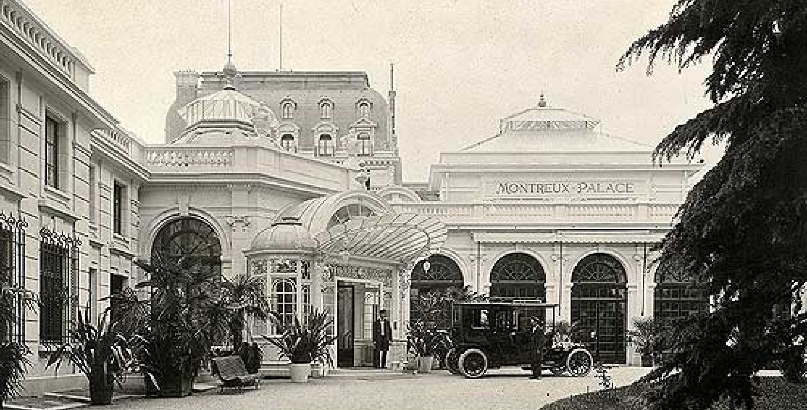 Discover the spectacular accommodations at the Fairmont Le Montreux Palace.