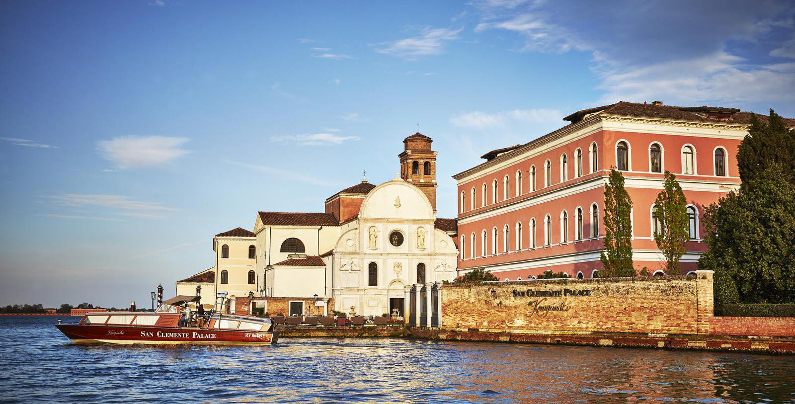Discover the seven inner courtyards that proliferate throughout San Clemente Palace Kempinski.
