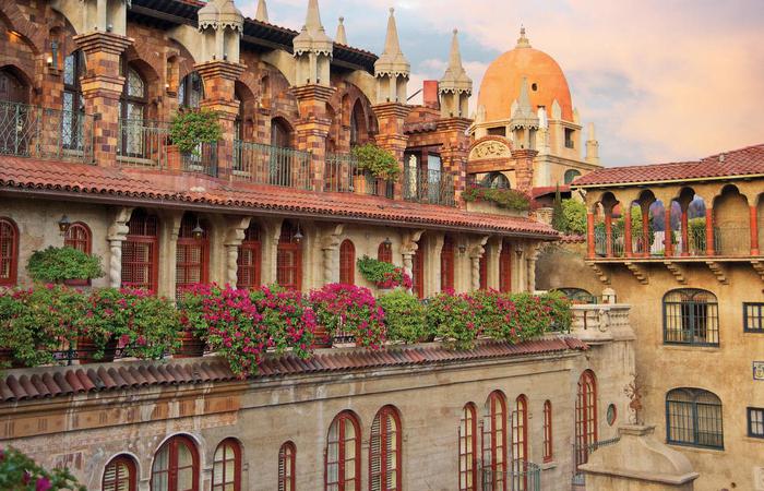 Discover & Explore featuring the Hilton Hwaiian Village