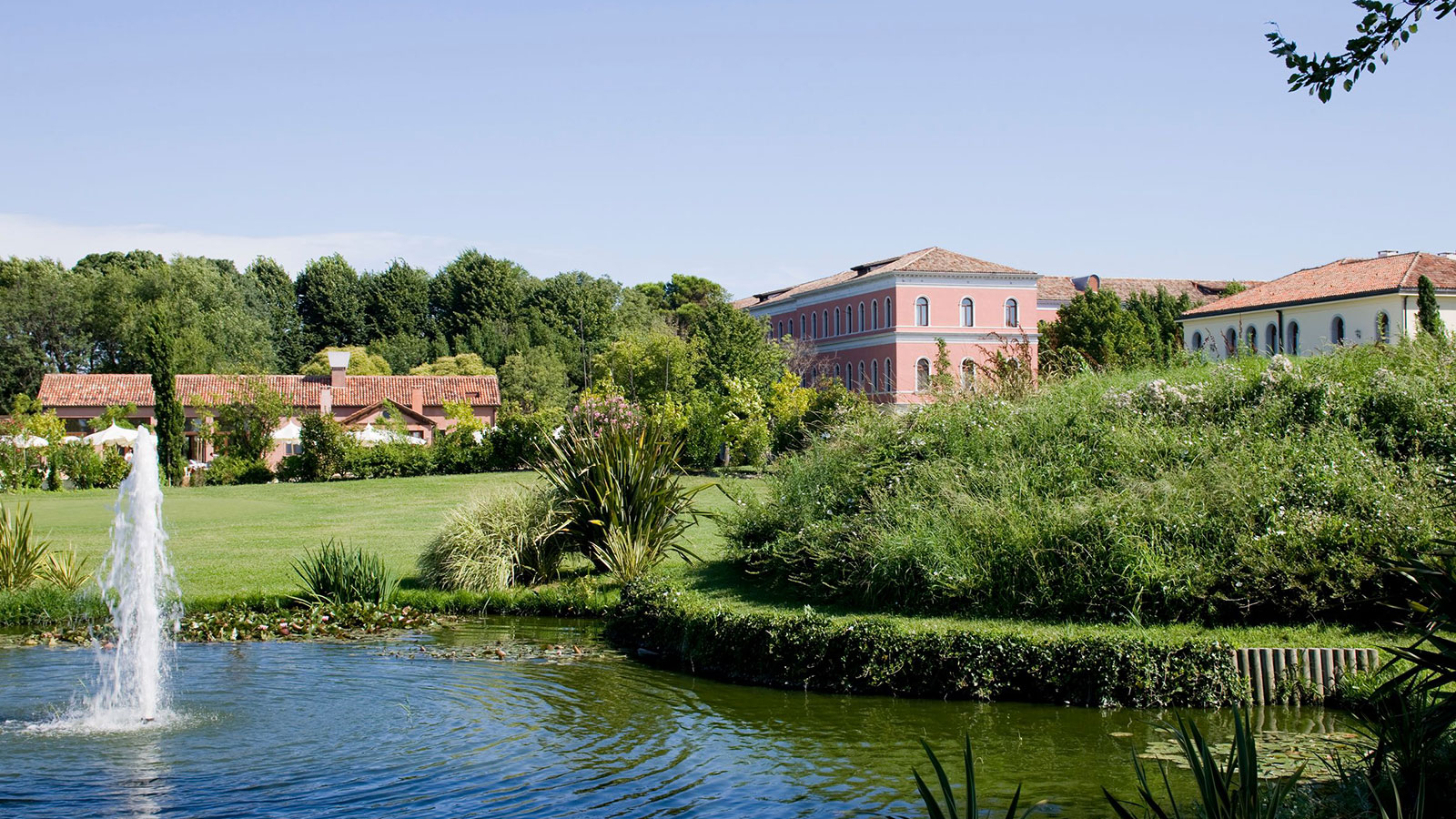 Discover the seven inner courtyards that proliferate throughout San Clemente Palace Kempinski.